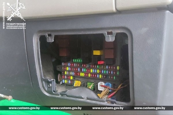 Белорус «за вознаграждение» вез через границу автозапчасти в тайнике. Изъяли и товар, и тягач Белорус «за вознаграждение» вез через границу автозапчасти в тайнике. Изъяли и товар, и тягач