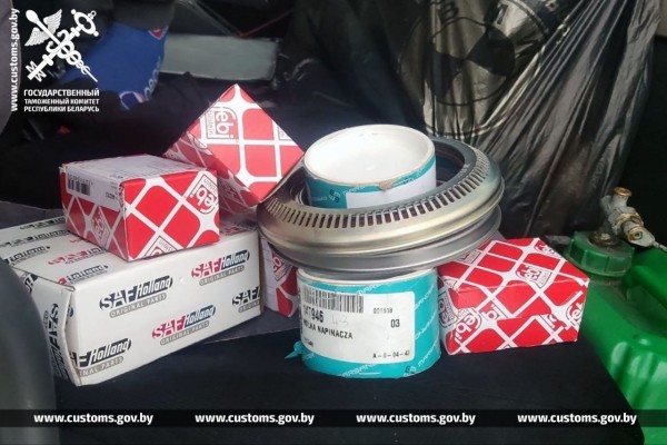 Белорус «за вознаграждение» вез через границу автозапчасти в тайнике. Изъяли и товар, и тягач Белорус «за вознаграждение» вез через границу автозапчасти в тайнике. Изъяли и товар, и тягач