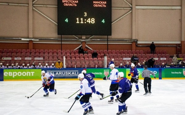Бывшие хоккеисты «Авиатора» встретились на ледовой арене Барановичей