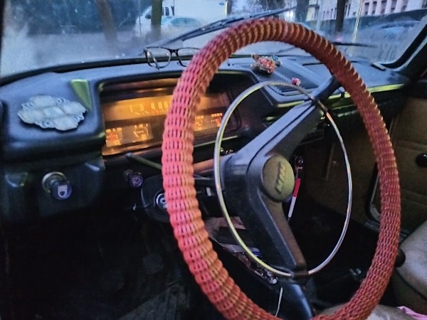 Фонарщик из Бреста показал «Москвич-412», с которым не хочет расставаться Фонарщик из Бреста показал «Москвич-412», с которым не хочет расставаться