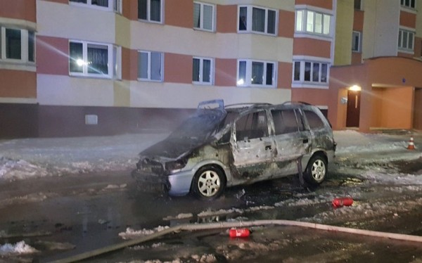 Фотофакт. Машина загорелась на парковке в Барановичах