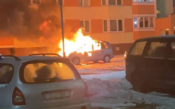 Фотофакт. Машина загорелась на парковке в Барановичах