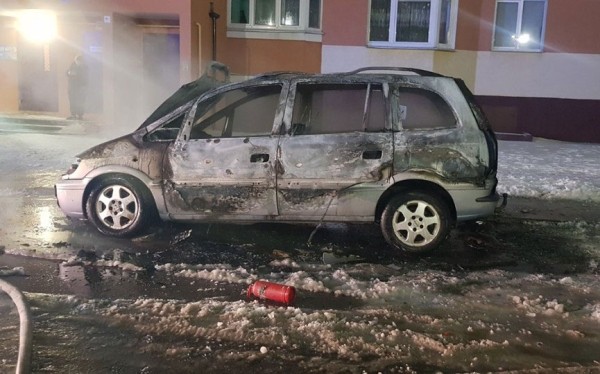 Фотофакт. Машина загорелась на парковке в Барановичах