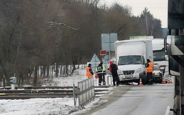 Фотофакт. На ж/д-переезде в Барановичах произошло ДТП Фотофакт. На ж/д-переезде в Барановичах произошло ДТП