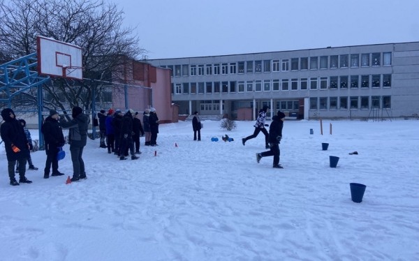 Фоторепортаж.  Зимние дворовые забавы в учреждениях образования Барановичей собрали сотни счастливых и радостных ребят