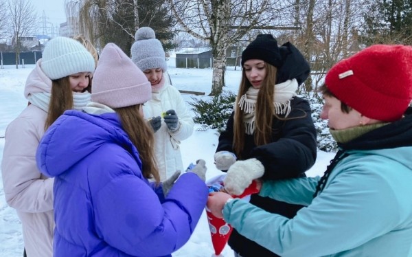 Фоторепортаж.  Зимние дворовые забавы в учреждениях образования Барановичей собрали сотни счастливых и радостных ребят