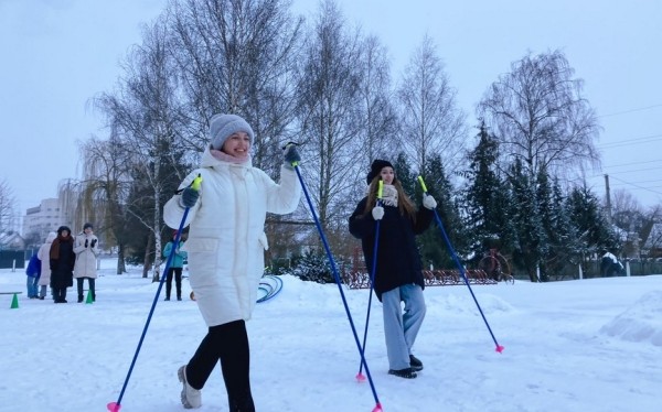 Фоторепортаж.  Зимние дворовые забавы в учреждениях образования Барановичей собрали сотни счастливых и радостных ребят