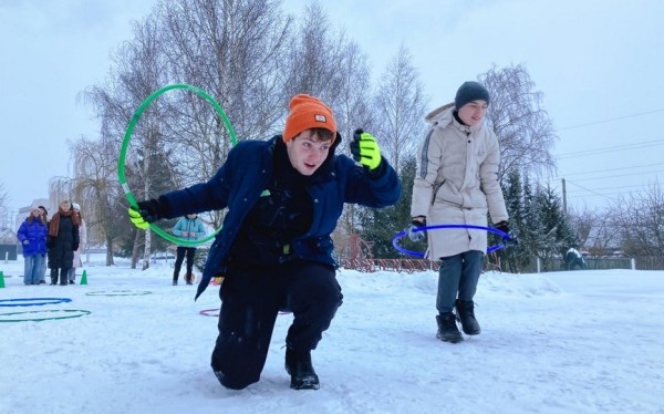 Фоторепортаж.  Зимние дворовые забавы в учреждениях образования Барановичей собрали сотни счастливых и радостных ребят