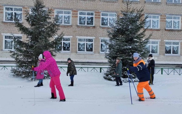 Фоторепортаж.  Зимние дворовые забавы в учреждениях образования Барановичей собрали сотни счастливых и радостных ребят