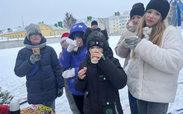 Фоторепортаж.  Зимние дворовые забавы в учреждениях образования Барановичей собрали сотни счастливых и радостных ребят