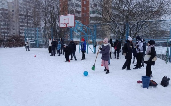 Фоторепортаж.  Зимние дворовые забавы в учреждениях образования Барановичей собрали сотни счастливых и радостных ребят