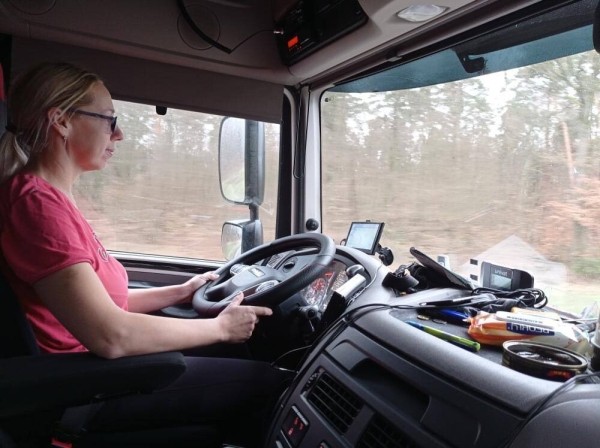 «Итальянцы подрезают, немцы — средний палец показывают». Женщина из Брестской области о работе дальнобойщицей «Итальянцы подрезают, немцы — средний палец показывают». Женщина из Брестской области о работе дальнобойщицей