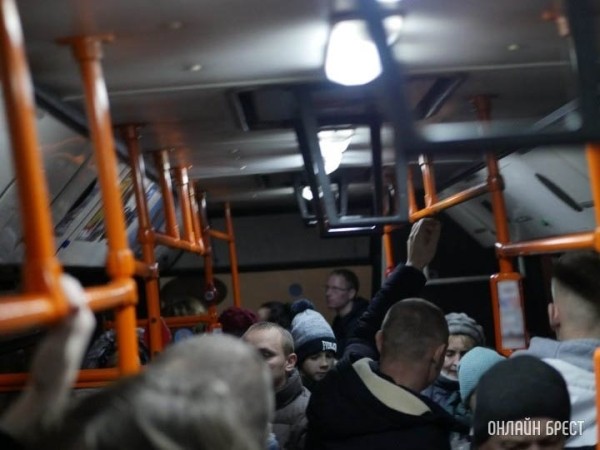 Из-за разбитого окна в автобусе познакомилась с родителями будущего мужа. Добрые новогодние истории от пассажиров и перевозчиков Из-за разбитого окна в автобусе познакомилась с родителями будущего мужа. Добрые новогодние истории от пассажиров и перевозчиков