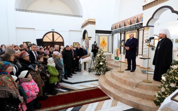 Лукашенко пообещал сделать все для сохранения деревни, без которой не будет и государства Лукашенко пообещал сделать все для сохранения деревни, без которой не будет и государства