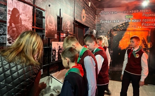 «Нельзя забыть»: выставочную экпозицию во Дворце детского творчества, посвященную жертвам Холокоста, показали молодым интеллектуалам  