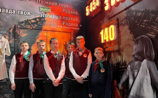 «Нельзя забыть»: выставочную экпозицию во Дворце детского творчества, посвященную жертвам Холокоста, показали молодым интеллектуалам  