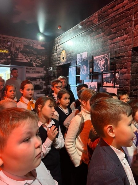 «Нельзя забыть»: выставочную экпозицию во Дворце детского творчества, посвященную жертвам Холокоста, показали молодым интеллектуалам  