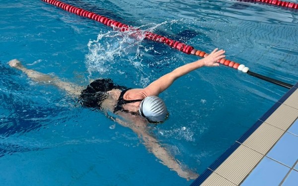 Необычные соревнования по плаванию прошли в Барановичах: в заплывах участвовали даже те, кому за 80