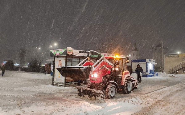 Невзирая на выходной и снегопад, коллектив Барановичского автобусного парка дружно убирает свои и закреплённые территории