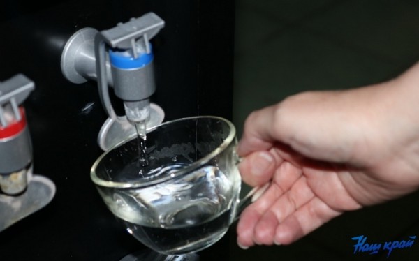 Специалист объяснила, вымывает ли вода из тела витамины и минералы