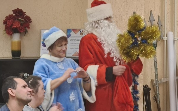 В Барановичах акция «Серебряные волонтеры – детям!» объединила поколения в добром деле В Барановичах акция «Серебряные волонтеры – детям!» объединила поколения в добром деле