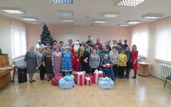 В Барановичах акция «Серебряные волонтеры – детям!» объединила поколения в добром деле В Барановичах акция «Серебряные волонтеры – детям!» объединила поколения в добром деле