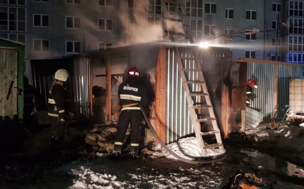 В Барановичах горел строительный вагончик В Барановичах горел строительный вагончик