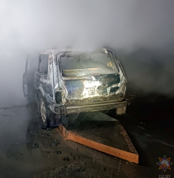 В Барановичском районе загорелся автомобиль на территории мехдвора