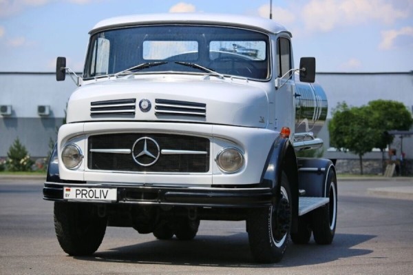 В Гомеле продают раритетный пожарный Mercedes. Сколько просят за 50-летнюю машину?