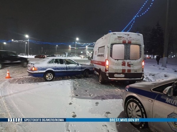 В Пинске водитель Audi совершил столкновение с автомобилем скорой медицинской помощи