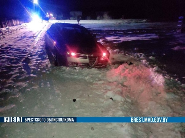 Житель Брестской области на Alfa Romeo совершил наезд на лежащего на проезжей части пешехода Житель Брестской области на Alfa Romeo совершил наезд на лежащего на проезжей части пешехода