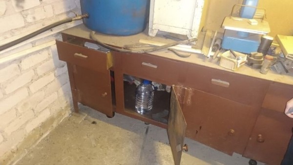 Бизнес-план провалился. У мужчины оперативники изъяли 155 л спирта