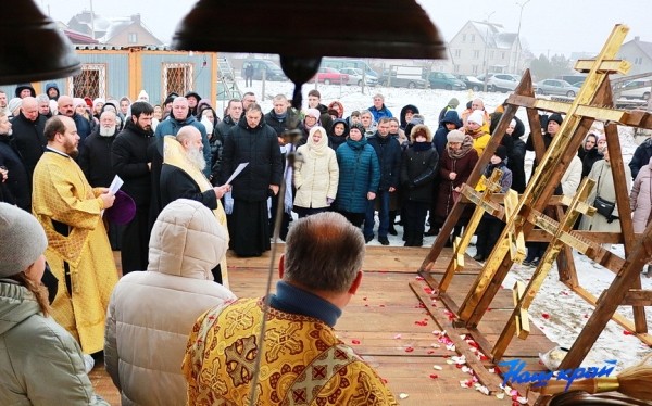 Божья радость! Купол храма святой Валентины Минской в Барановичах увенчал освященный крест, а на территории зазвонили освященные колокола Божья радость! Купол храма святой Валентины Минской в Барановичах увенчал освященный крест, а на территории зазвонили освященные колокола