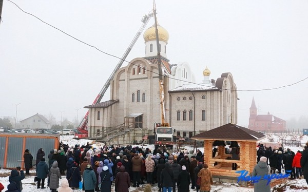 Божья радость! Купол храма святой Валентины Минской в Барановичах увенчал освященный крест, а на территории зазвонили освященные колокола Божья радость! Купол храма святой Валентины Минской в Барановичах увенчал освященный крест, а на территории зазвонили освященные колокола