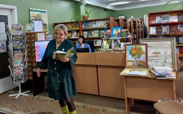 «Цветную музыку души» Галины Лис пришли послушать читатели городской библиотеки