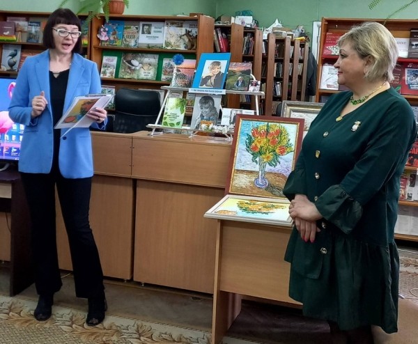 «Цветную музыку души» Галины Лис пришли послушать читатели городской библиотеки