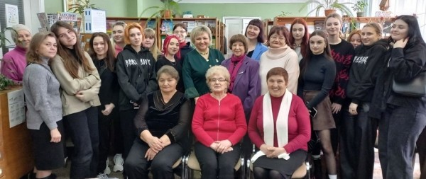 «Цветную музыку души» Галины Лис пришли послушать читатели городской библиотеки