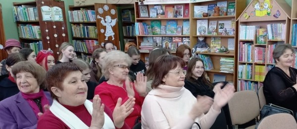 «Цветную музыку души» Галины Лис пришли послушать читатели городской библиотеки