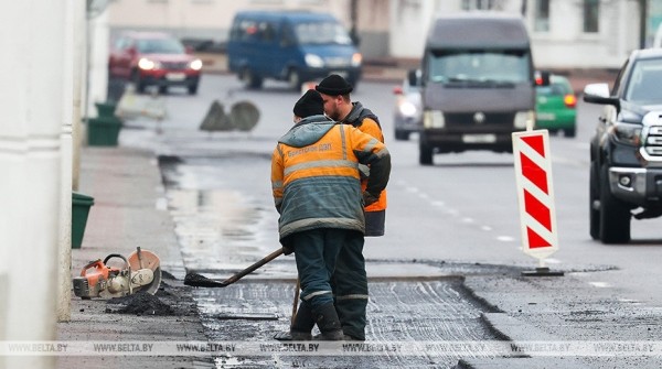 Десять бригад дорожников производят в Бресте ямочный ремонт Десять бригад дорожников производят в Бресте ямочный ремонт