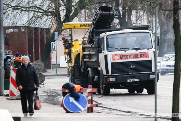 Десять бригад дорожников производят в Бресте ямочный ремонт Десять бригад дорожников производят в Бресте ямочный ремонт