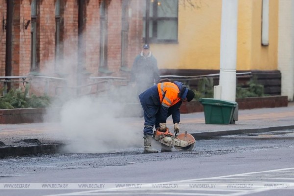 Десять бригад дорожников производят в Бресте ямочный ремонт Десять бригад дорожников производят в Бресте ямочный ремонт