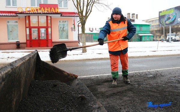 Фотофакт. Критическую ямочность устраняют в Барановичах Фотофакт. Критическую ямочность устраняют в Барановичах