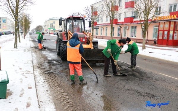 Фотофакт. Критическую ямочность устраняют в Барановичах Фотофакт. Критическую ямочность устраняют в Барановичах