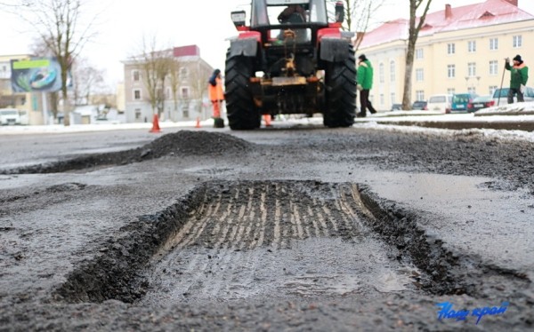 Фотофакт. Критическую ямочность устраняют в Барановичах Фотофакт. Критическую ямочность устраняют в Барановичах