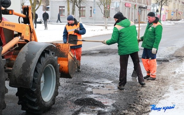Фотофакт. Критическую ямочность устраняют в Барановичах Фотофакт. Критическую ямочность устраняют в Барановичах