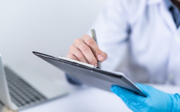 На что может указывать кашель без симптомов простуды? Ответил врач