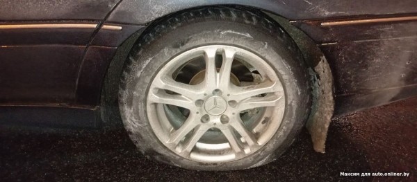 Наехал на брус с гвоздями посреди города — пробил шину. «Судиться теперь — себе дороже»?