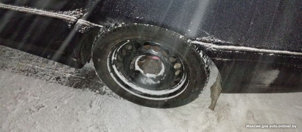 Наехал на брус с гвоздями посреди города — пробил шину. «Судиться теперь — себе дороже»?