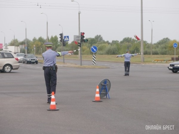 Напоминаем сигналы регулировщика и их значение