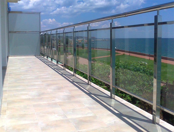 Стеклянные ограждения для террасы — виды и конструкции
